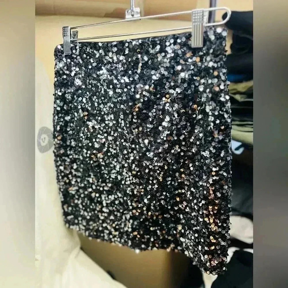 ASOS DESIGN sequin mini skirt in black size 4 Us with all tags VERY PRETTY - Picture 10 of 10